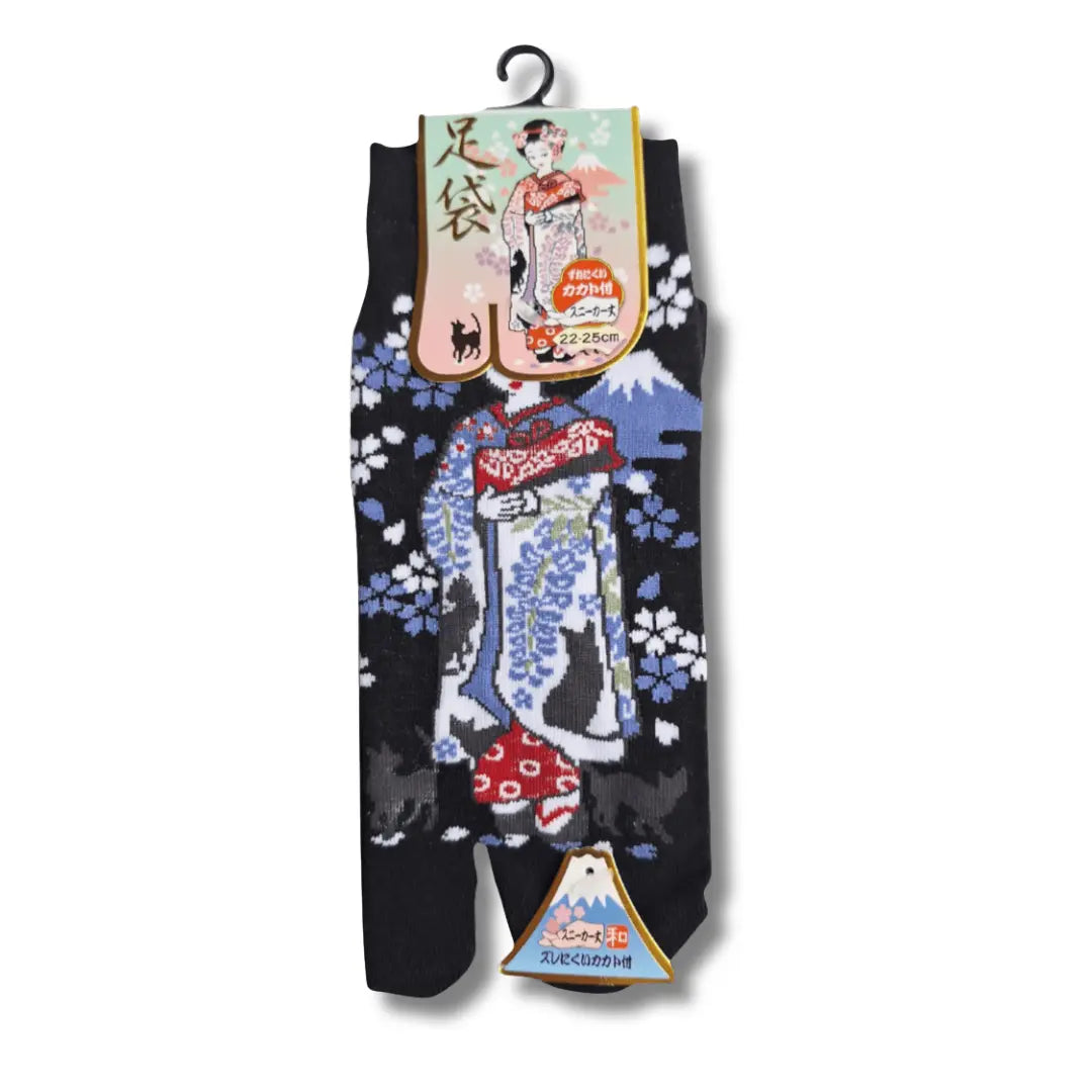 Schwarze kurze Tabi-Socken mit einer Maiko-Silhouette im bunten Kimono, rosa Kirschblüten, kleinen schwarzen Katzen und dem Berg Fuji, Low-Cut-Schnitt. #farbe_Schwarz