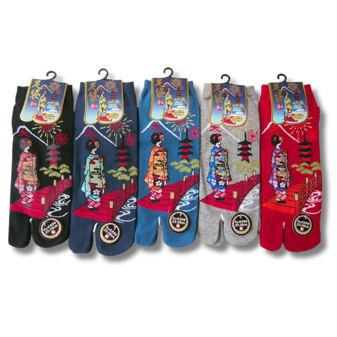 5 Paar verschiedene Tabi Socken in 5 verschiedenen Farben mit einer Maiko auf einer roten Brücke in der Größe 39 bis 43.