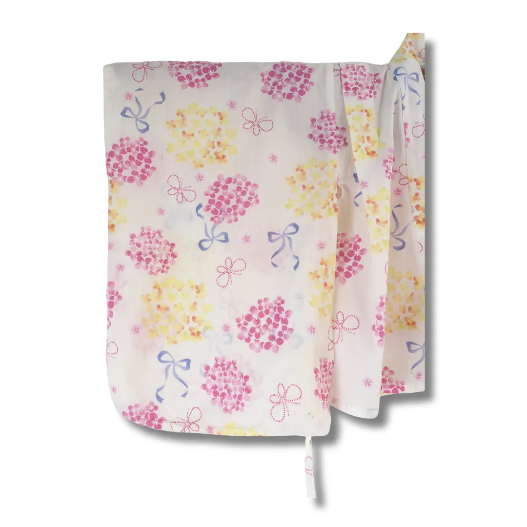 Ärmelansicht der weißen Kinder-Haori-Jacke mit buntem Blumenmuster