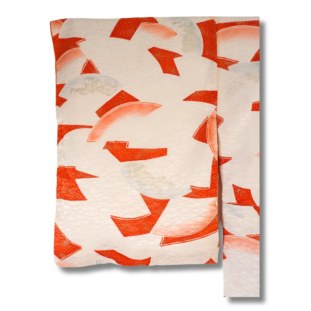Ärmelansicht des cremefarbenen Komon-Kimono mit rotem Muster am Ärmel