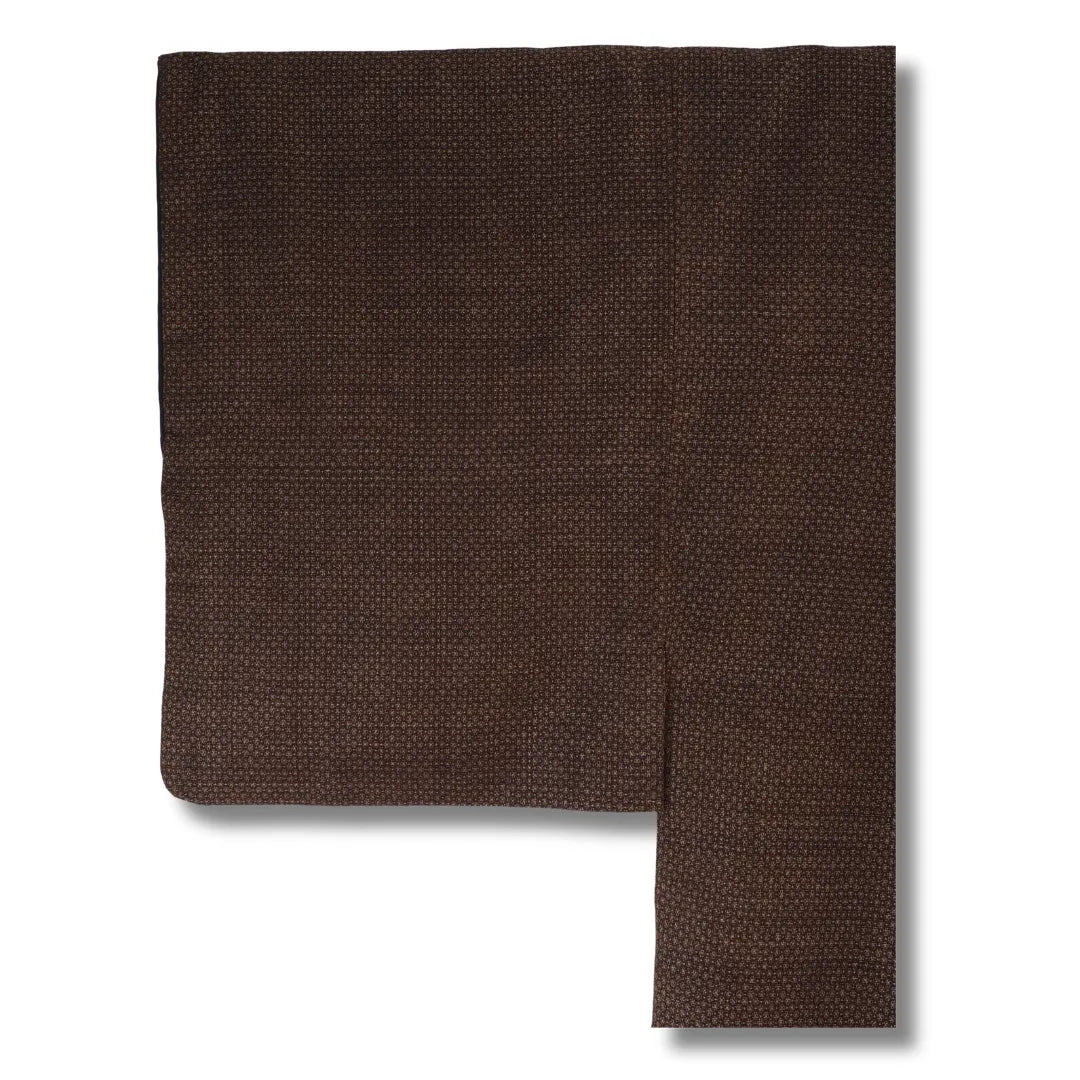 Ärmelansicht des dunkelbraunen Herren-Kimono mit Webstruktur