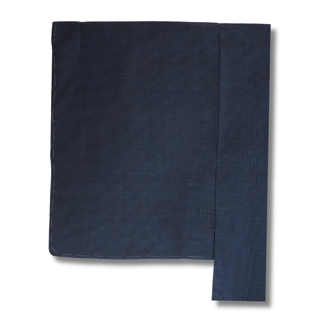 Ärmelansicht des nachtblauen Herren-Kimono mit originalen weißen Heftfäden