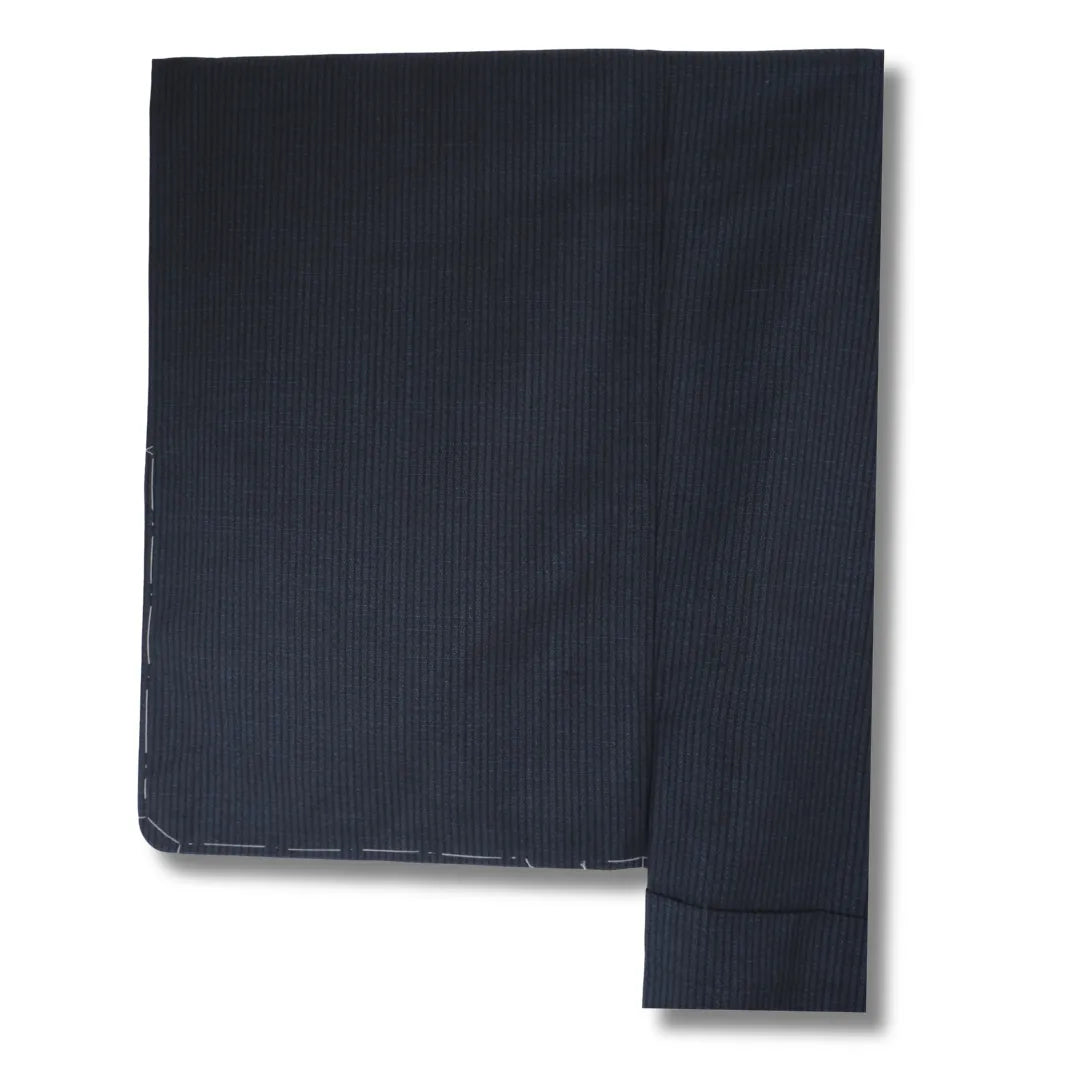 Ärmelansicht des nachtblauen Herren-Kimono mit senkrechtem Streifenmuster
