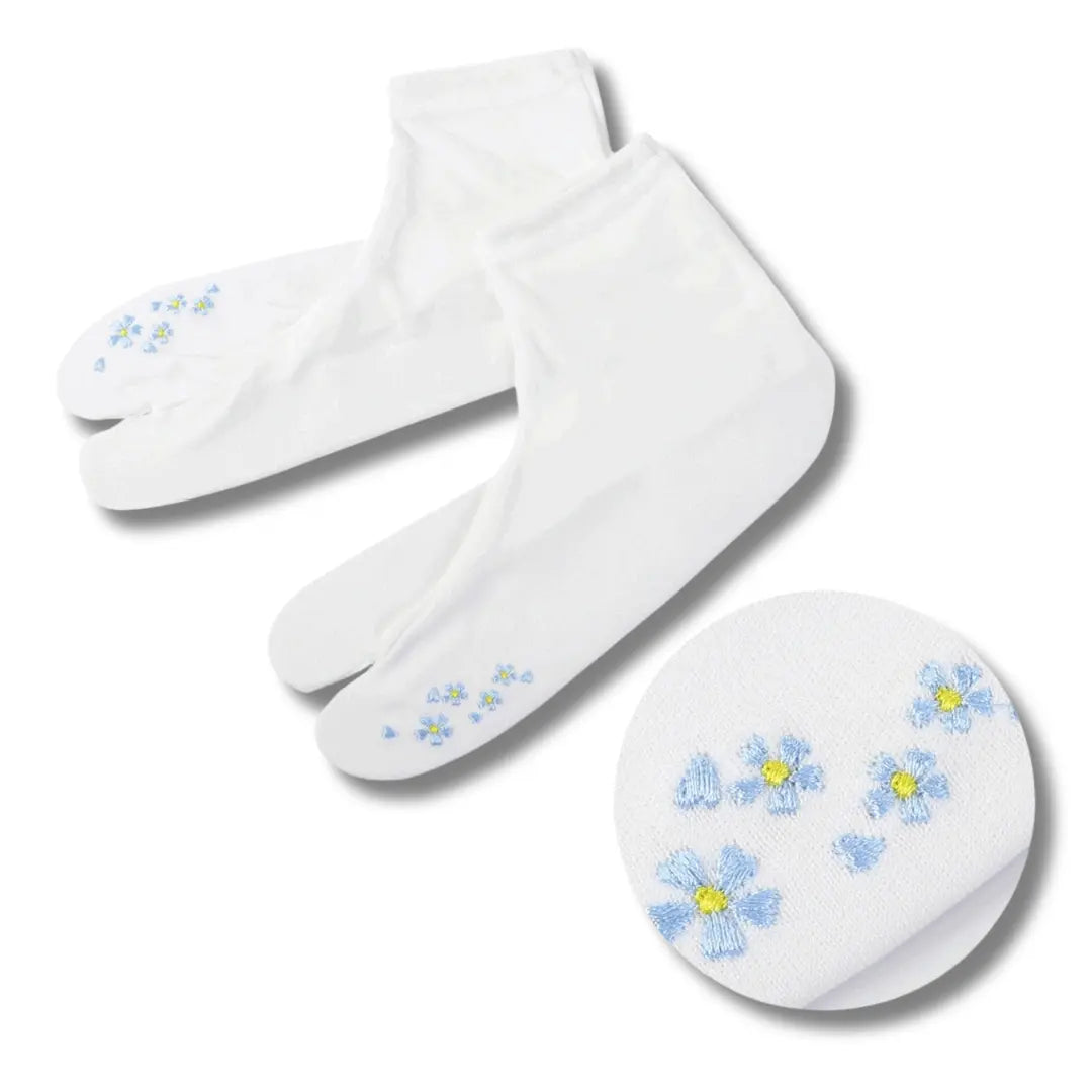 Weisse Tabi-Socken mit Kirschblüten-Stickerei in Blau in Größe 36 bis 38 #farbe_Blau