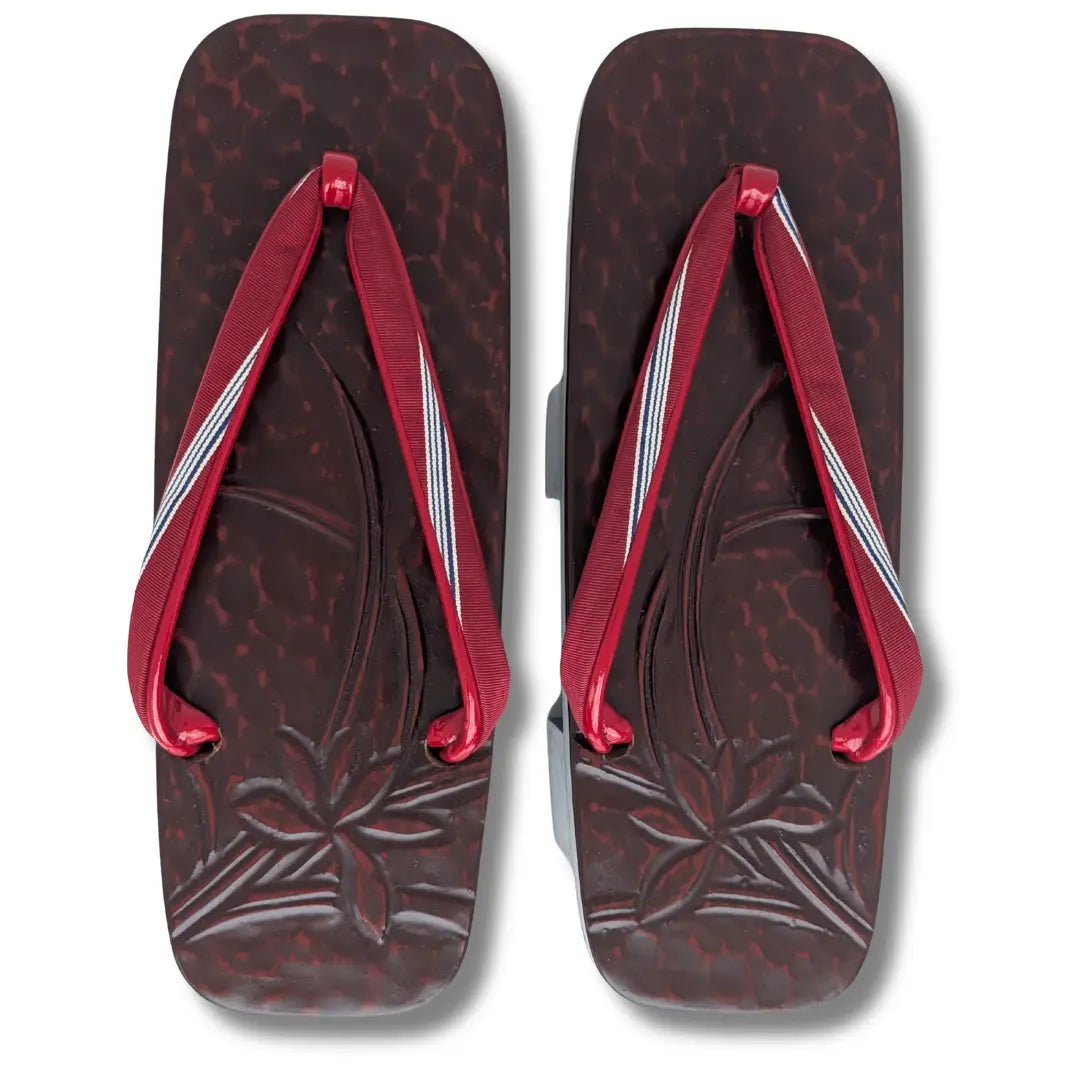Paar japanische Vintage Geta mit dunkelroter Holzoptik und roten Riemen