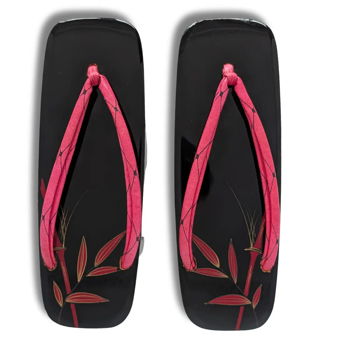 Draufsicht der schwarzen Vintage Damen Geta mit roten Bambusblättern und pinkfarbenen Riemen mit schwarzem Muster