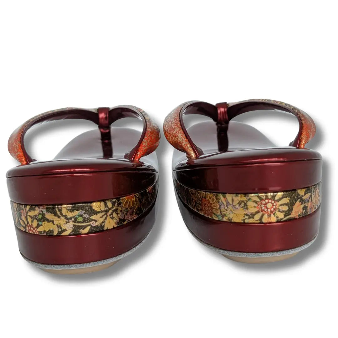 Rückansicht der bordeauxroten Vintage Zori mit goldenem Blumenmuster am 4,5 cm hohen Absatz