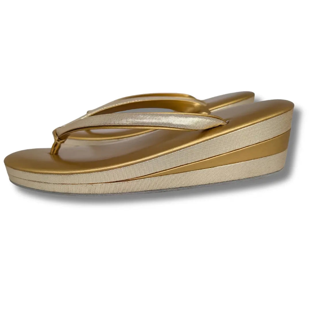 Seitenansicht der japanischen Vintage Zori in Gold mit cremefarbenen Riemen und elegant geschwungener Sohle