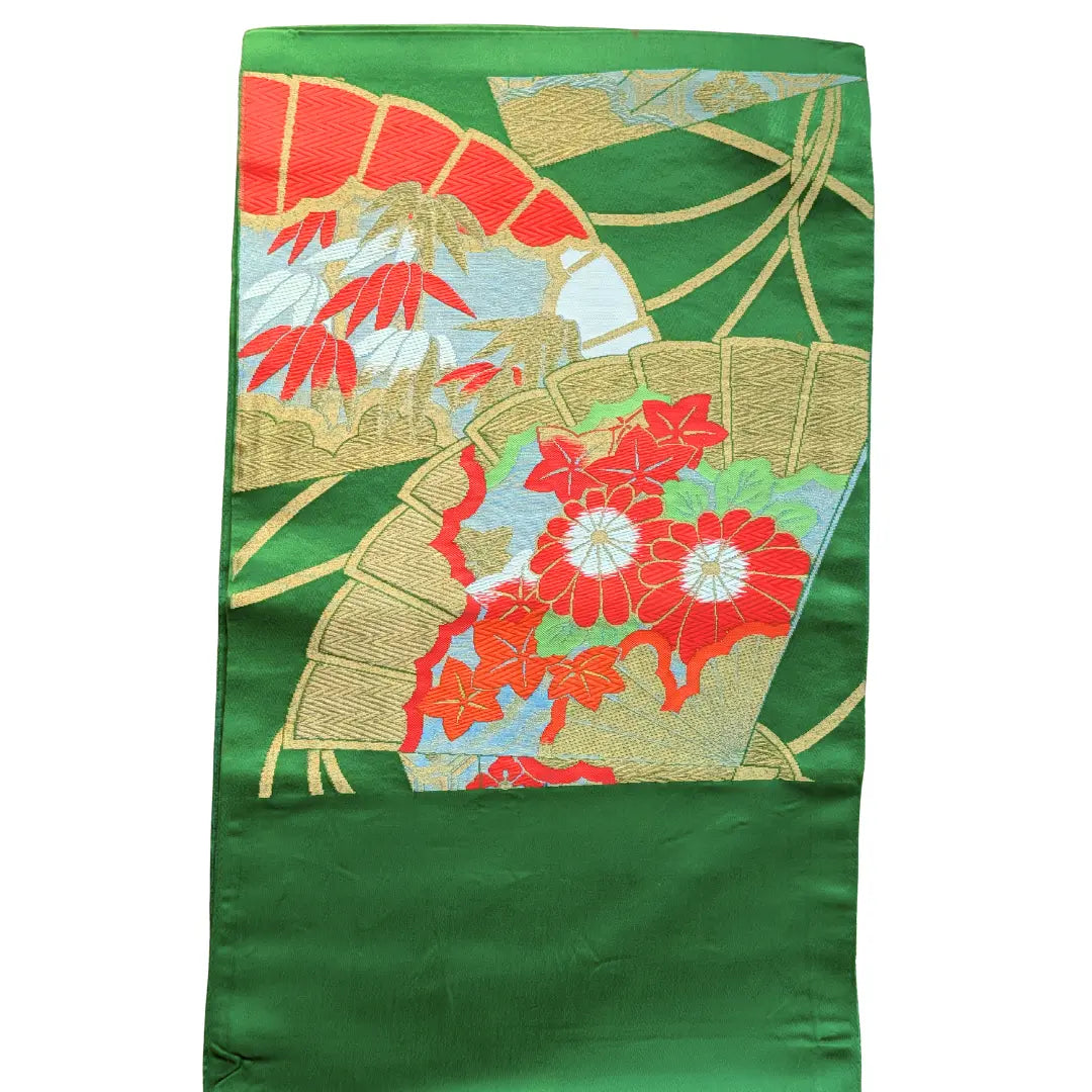 Ausgebreiteter Vintage Fukuro Obi mit traditionellem japanischem Muster in Grün und Gold