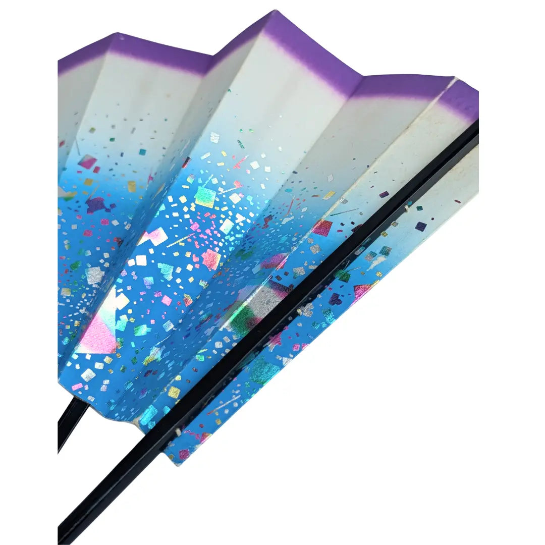 Detail japanischer Tanzfächer: schillernde Folienplättchen in Pink und Türkis auf himmelblauem Washi-Papier