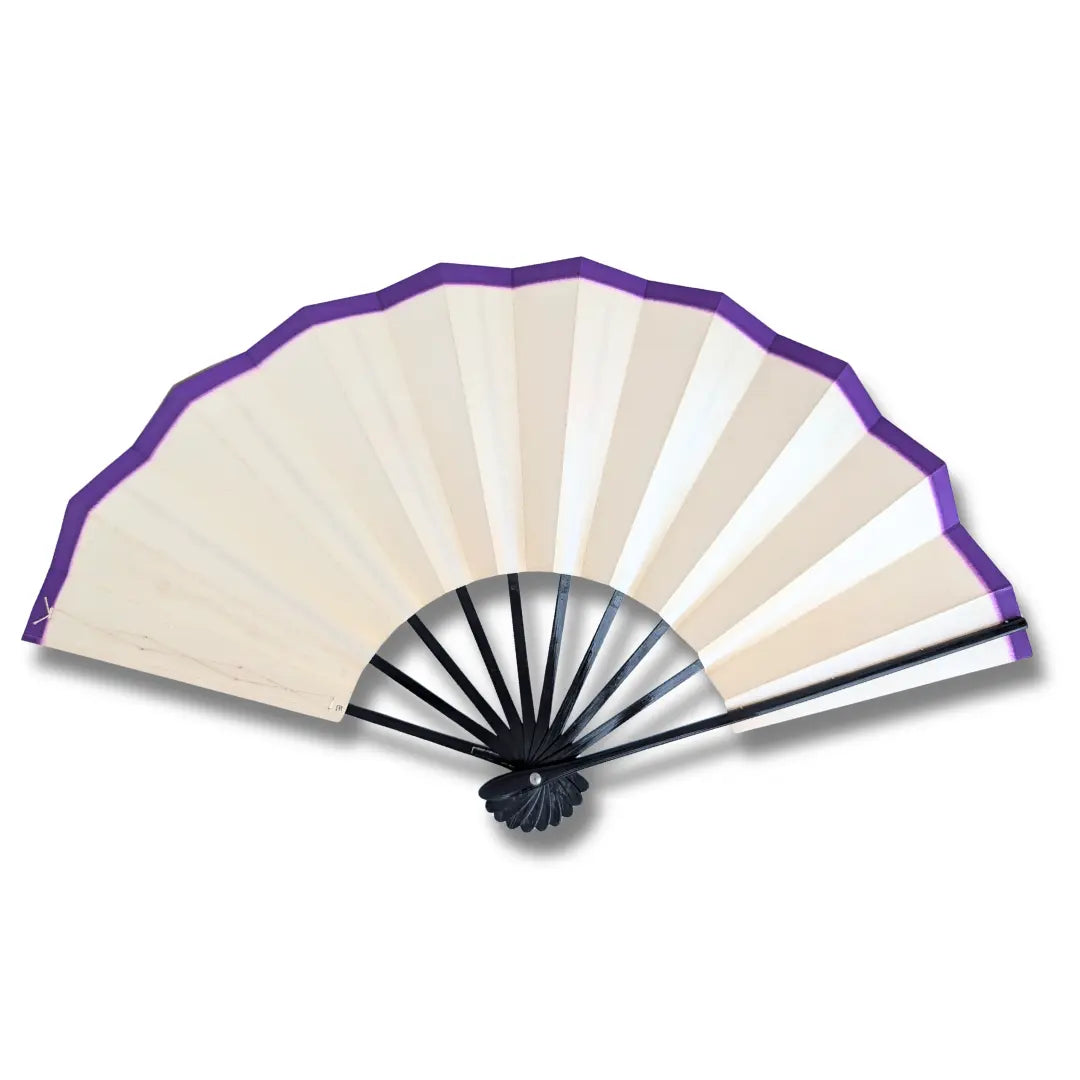 Vintage Mai-Ogi Fächer aus Japan Rückansicht geöffnet mit gefächertem Nietkopf und violett gefasstem Blattrand