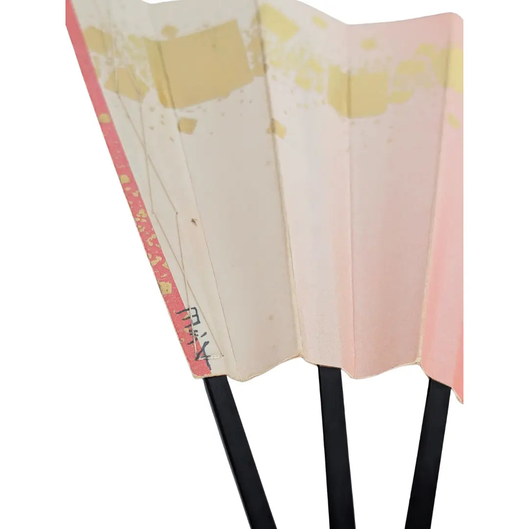 Gebrauchsspuren am Mai-Ogi Fächer: ausgeblichenes Rosa und feine Konstruktionslinien auf dem Washi-Papier