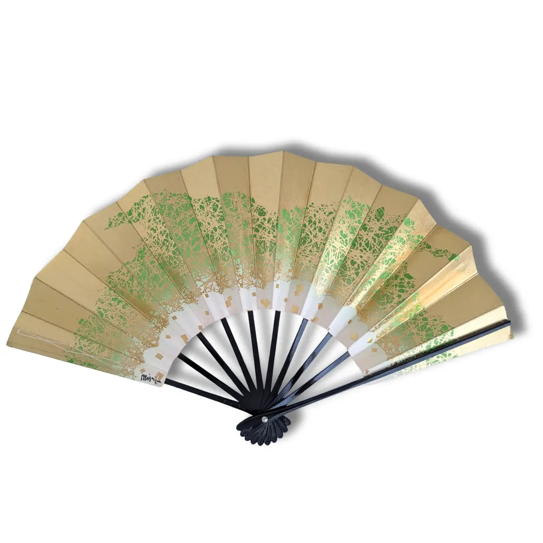 Japanischer Mai-Ogi Tanzfächer aufgeklappt, 50 x 29 cm, Blattgold mit grünem Streumuster und Goldquadraten