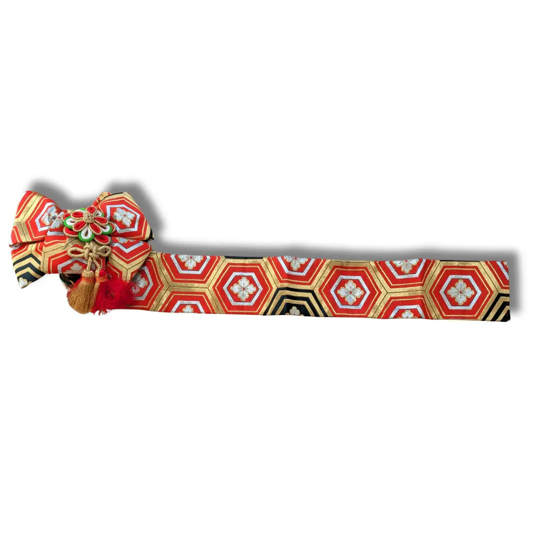Gesamtbild Vintage Musubi Obi Schleife mit Kikkō-Muster und dekorativer Blumenkordel.