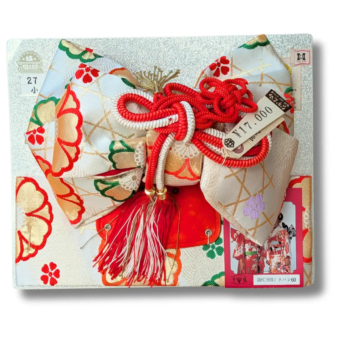 Set Vintage Musubi Obi Schleife in Weiß mit roten Kordeln und traditionellen Blumenmustern.