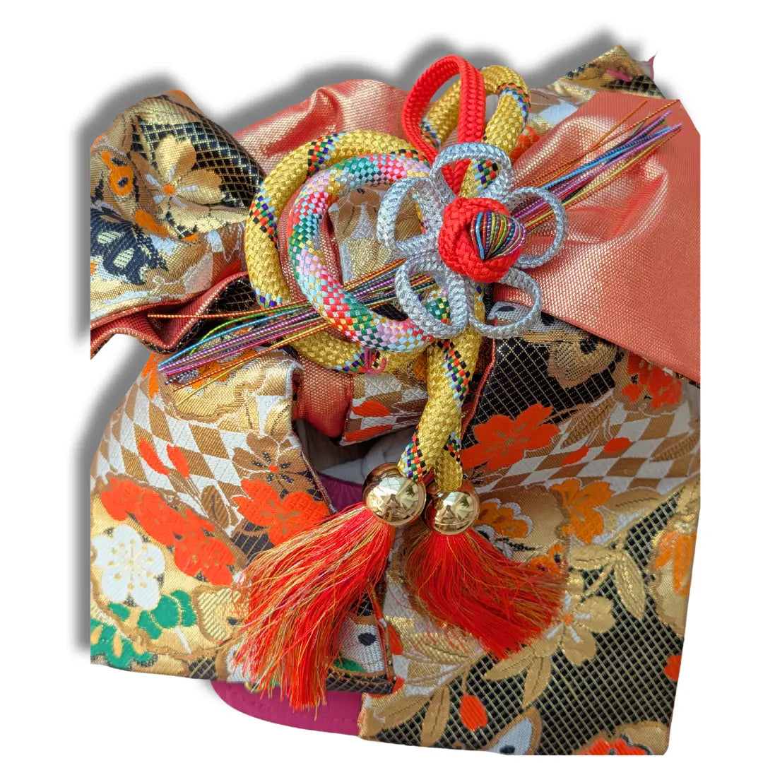 Detail Vintage Musubi Obi Schleife mit Schmetterlings-Motiven und goldenen Sakura Mustern.