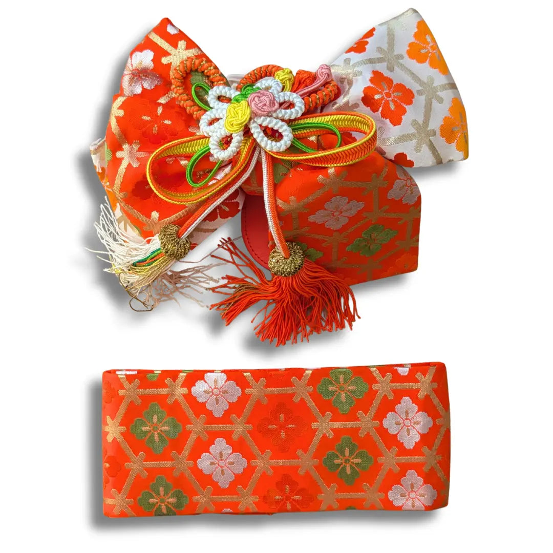 Set Vintage Musubi Obi Schleife mit traditionellem Hanabishi-Muster in Orange und Gold.