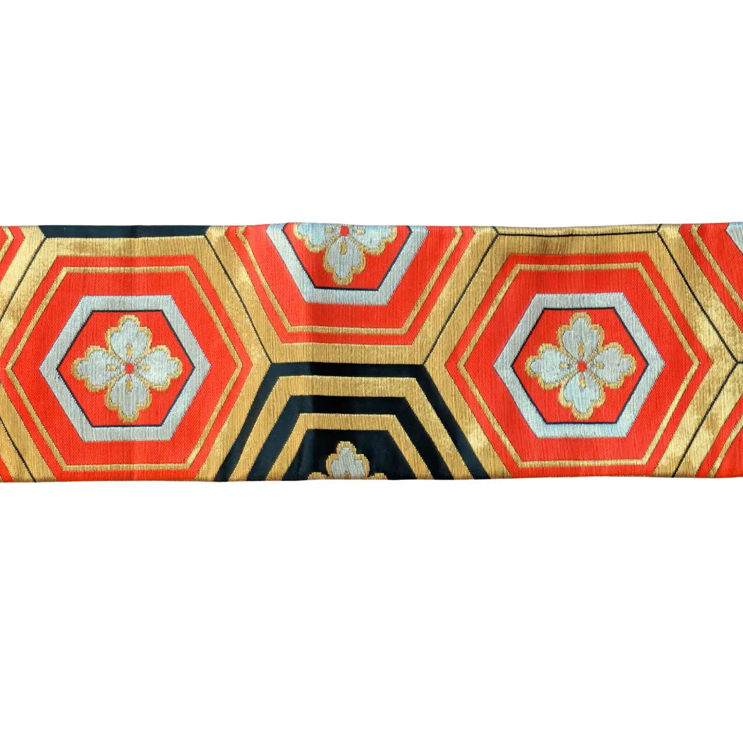 Muster Vintage Musubi Obi Schleife mit Kikkō-Muster und dekorativer Blumenkordel.