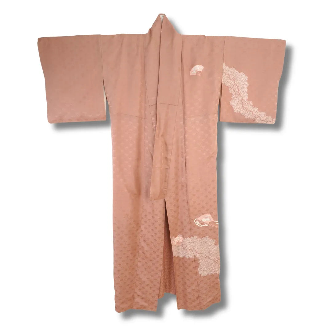 Altrosa Vintage Damen-Kimono aus Japan mit Shibori-Muster an Schulter und Saum, Frontansicht