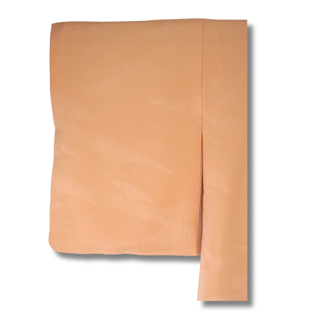 Apricotfarbener Iromuji-Kimono Ärmelansicht, feine Gewebestruktur sichtbar