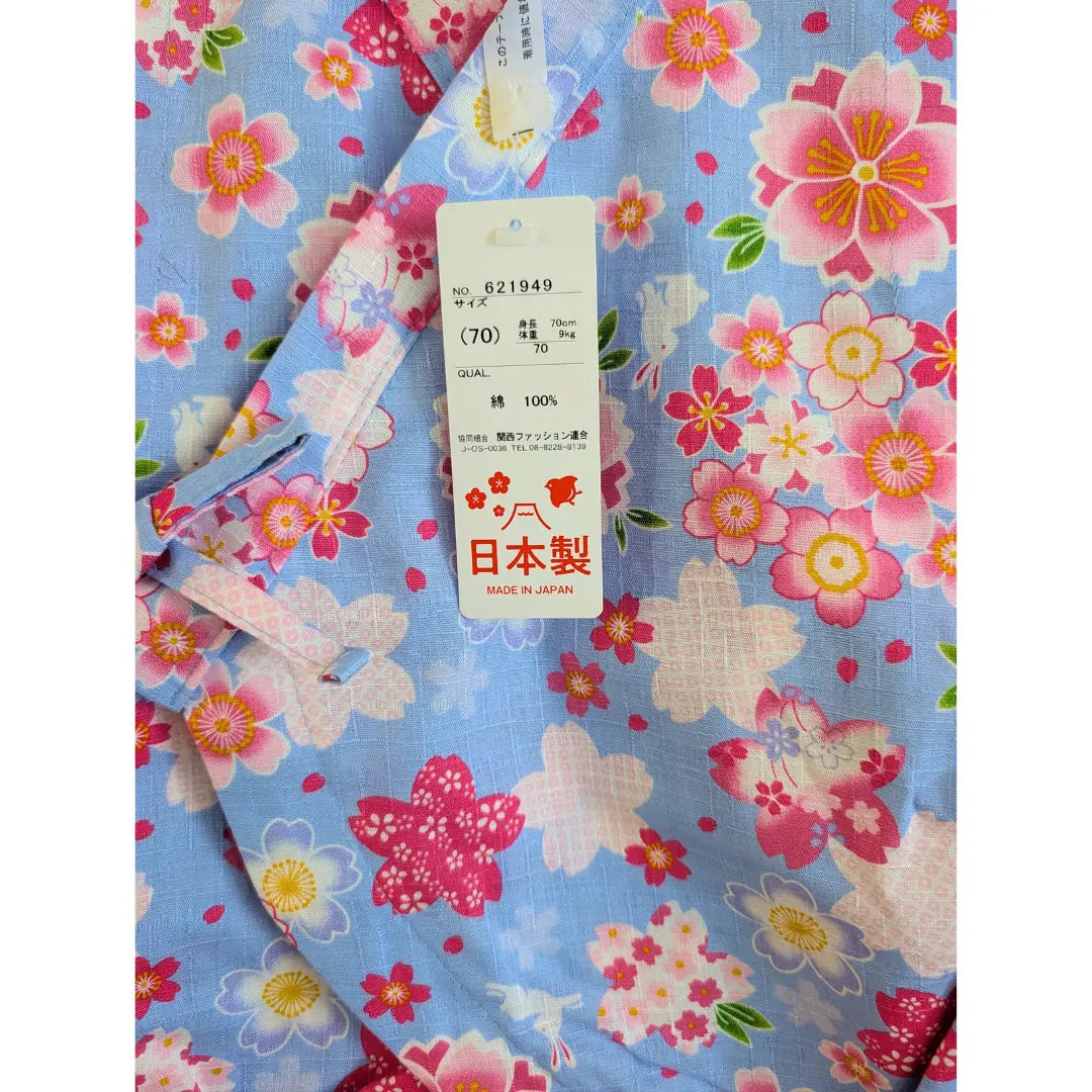 Nahaufnahme des japanischen Baby Kimono Bodys mit Sakura Muster und Originaletikett für Größe 70 aus 100 % Baumwolle, Made in Japan.