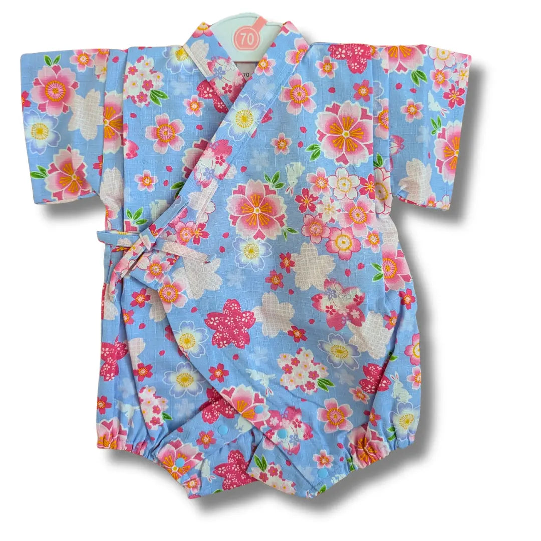 Hellblauer Baby Kimono Body aus Japan mit rosa Sakura Kirschblüten, kleinen Häschen, kurzen Ärmeln, seitlicher Bindung und Druckknöpfen im Schritt.
