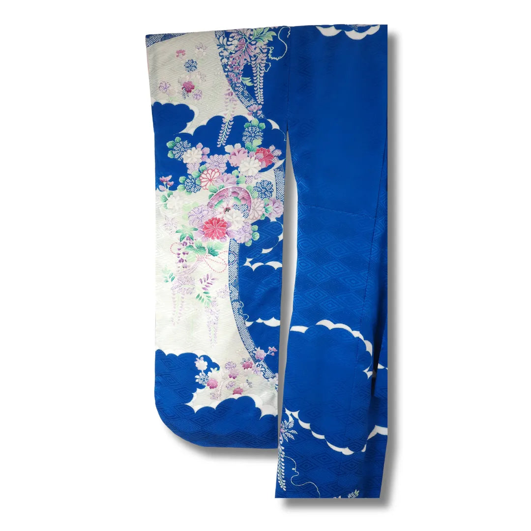 Blauer Vintage Furisode Ärmelansicht, Wolkenformen und Blütenmuster auf dem Ärmel sichtbar
