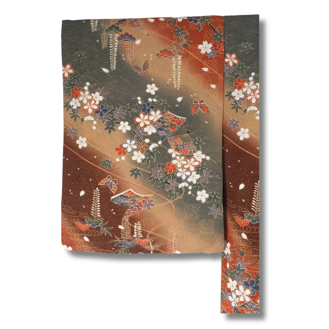 Brauner Vintage Komon-Kimono Ärmelansicht, diagonale Streifenbänder mit Fächer- und Blütenmuster sichtbar