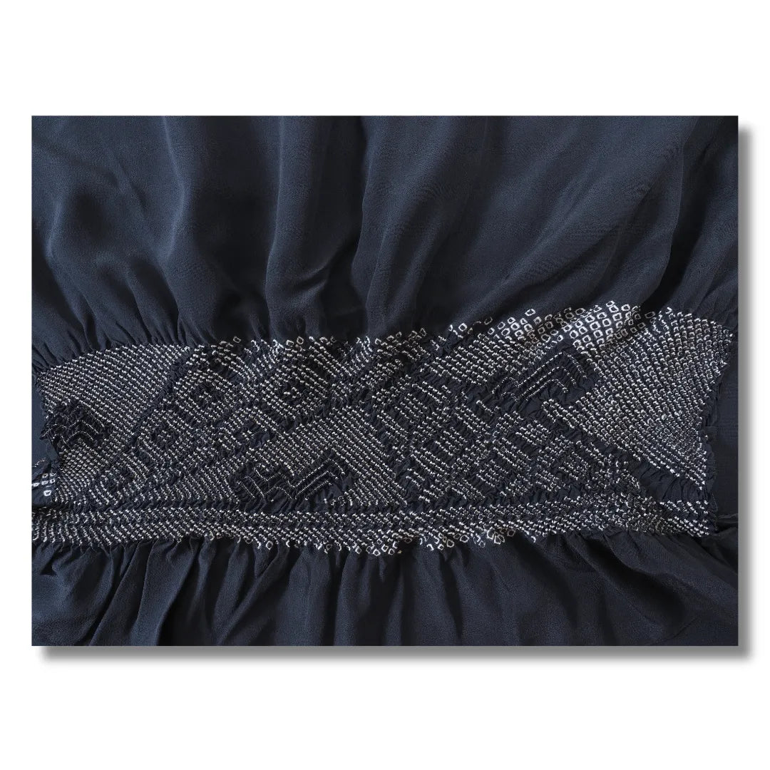 Breites Shibori-Band mit eckigen Formen auf dunkelblauer Seide