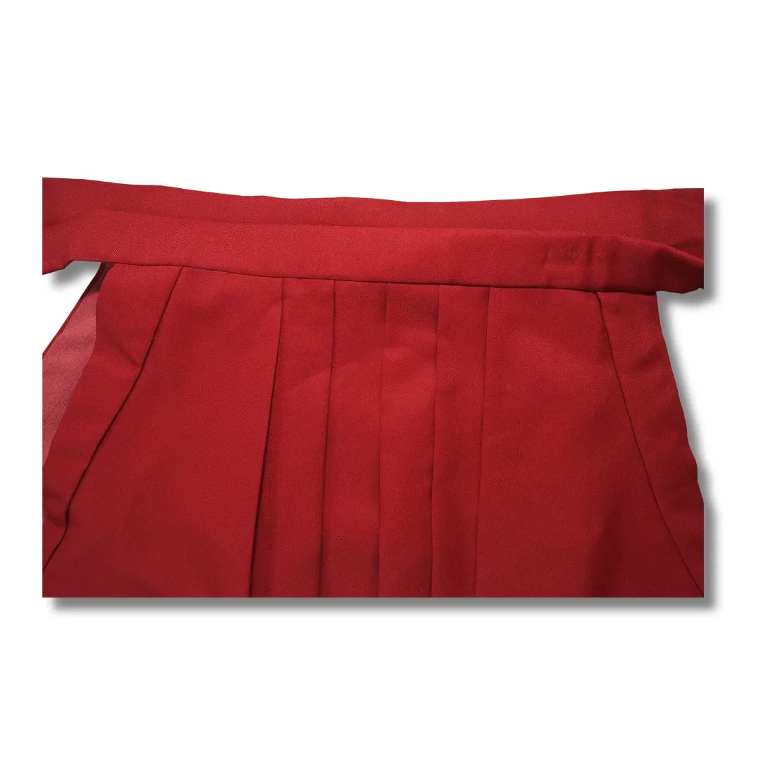 Bundpartie des dunkelroten Hakama mit Plisseefalten