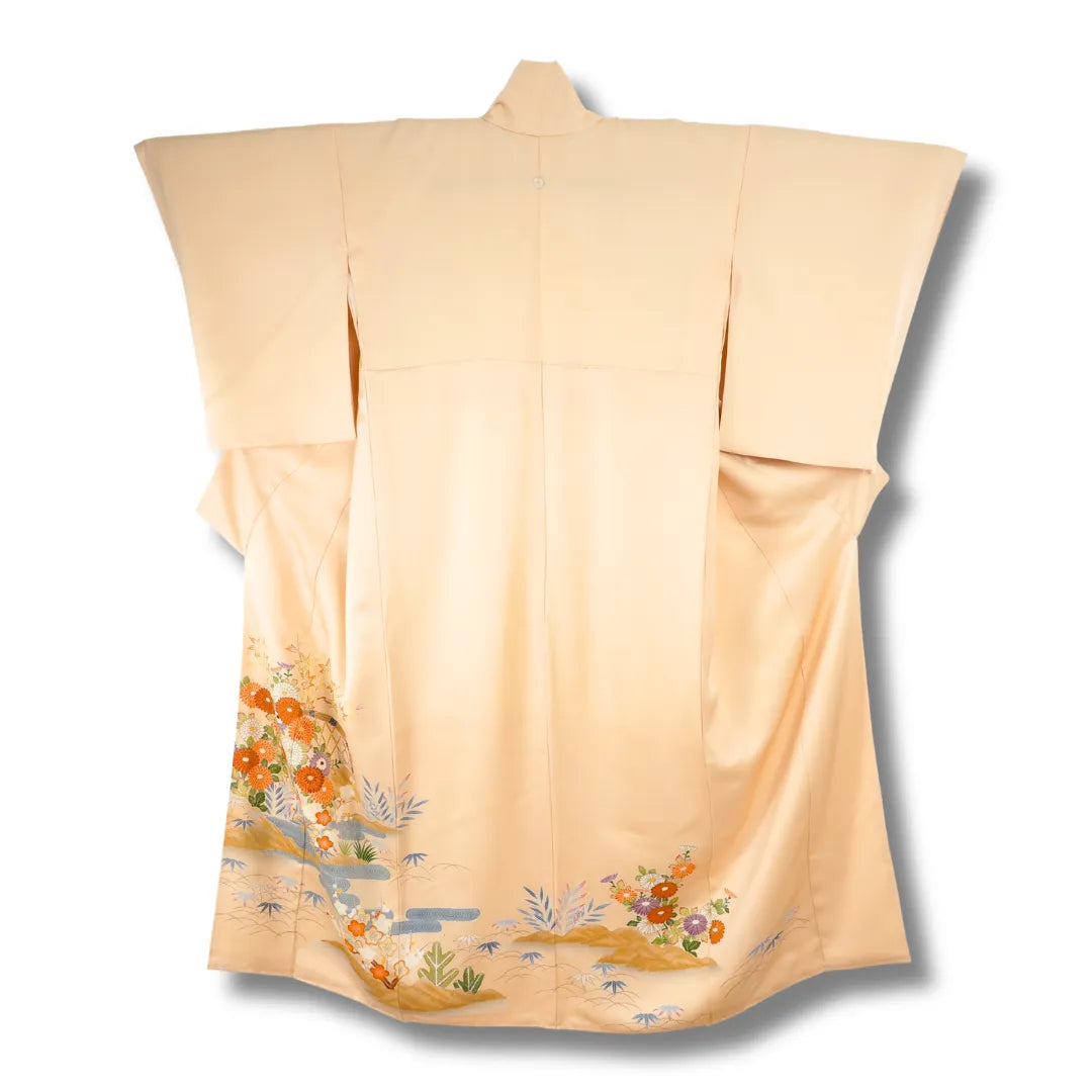 Cremefarbener Vintage-Kimono hängend, großes Saummotiv sichtbar