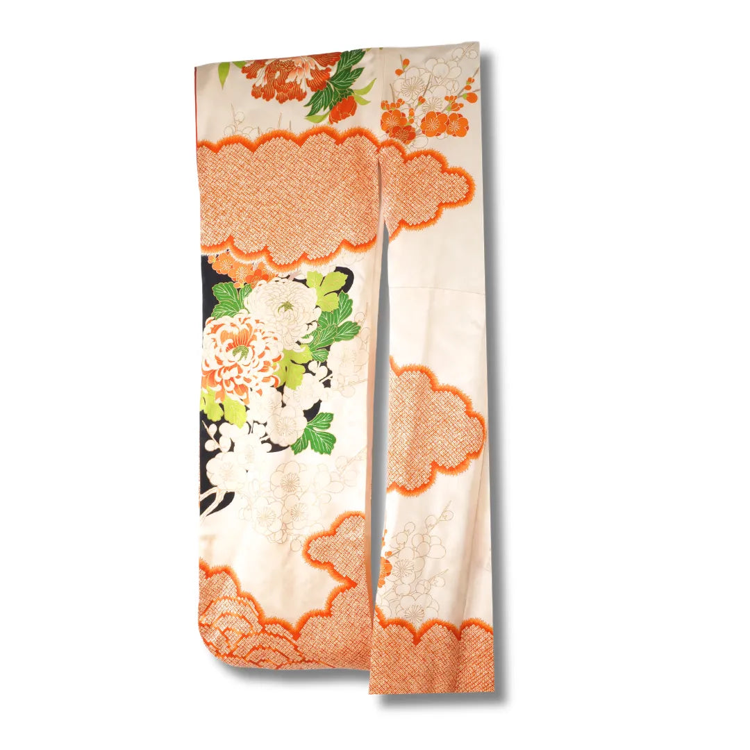 Cremefarbener Vintage Furisode Ärmelansicht, orange Wolkenbänder und Blütenmotive auf dem Ärmel sichtbar