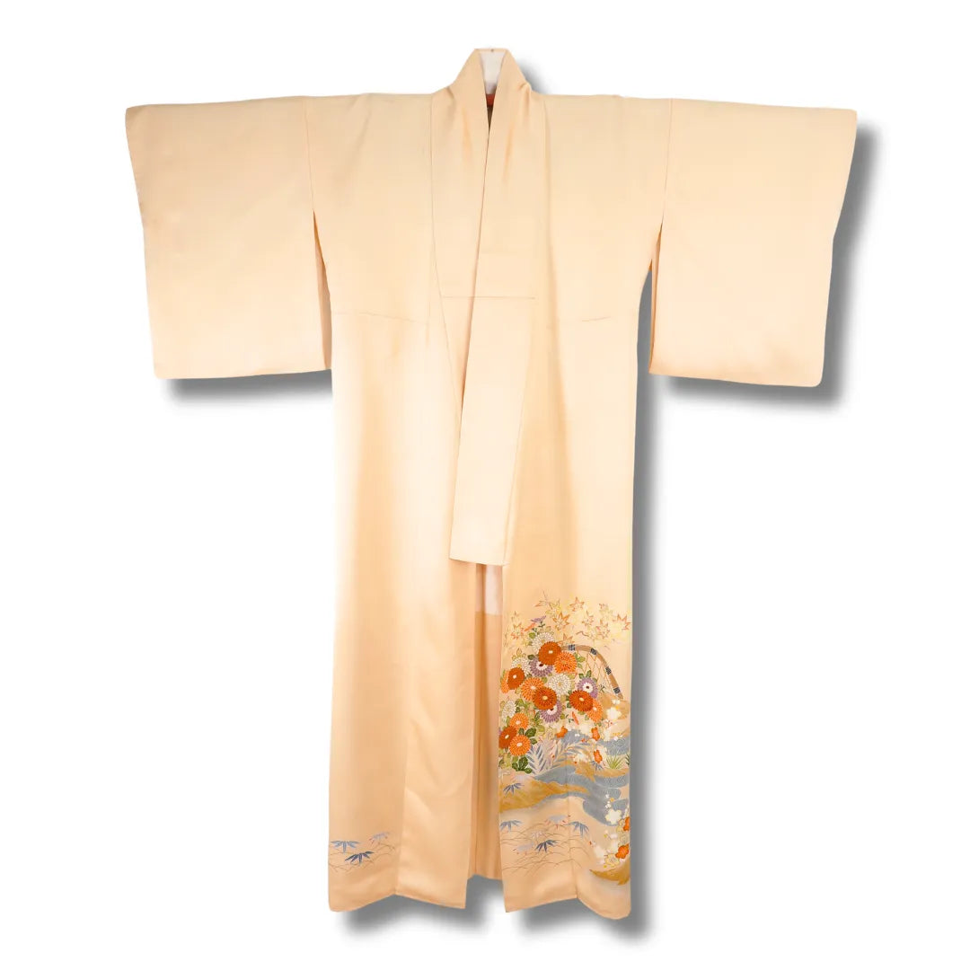 Cremefarbener Vintage Iro-Tomesode-Kimono aus Japan mit Blumenmotiv am Saum, Frontansicht