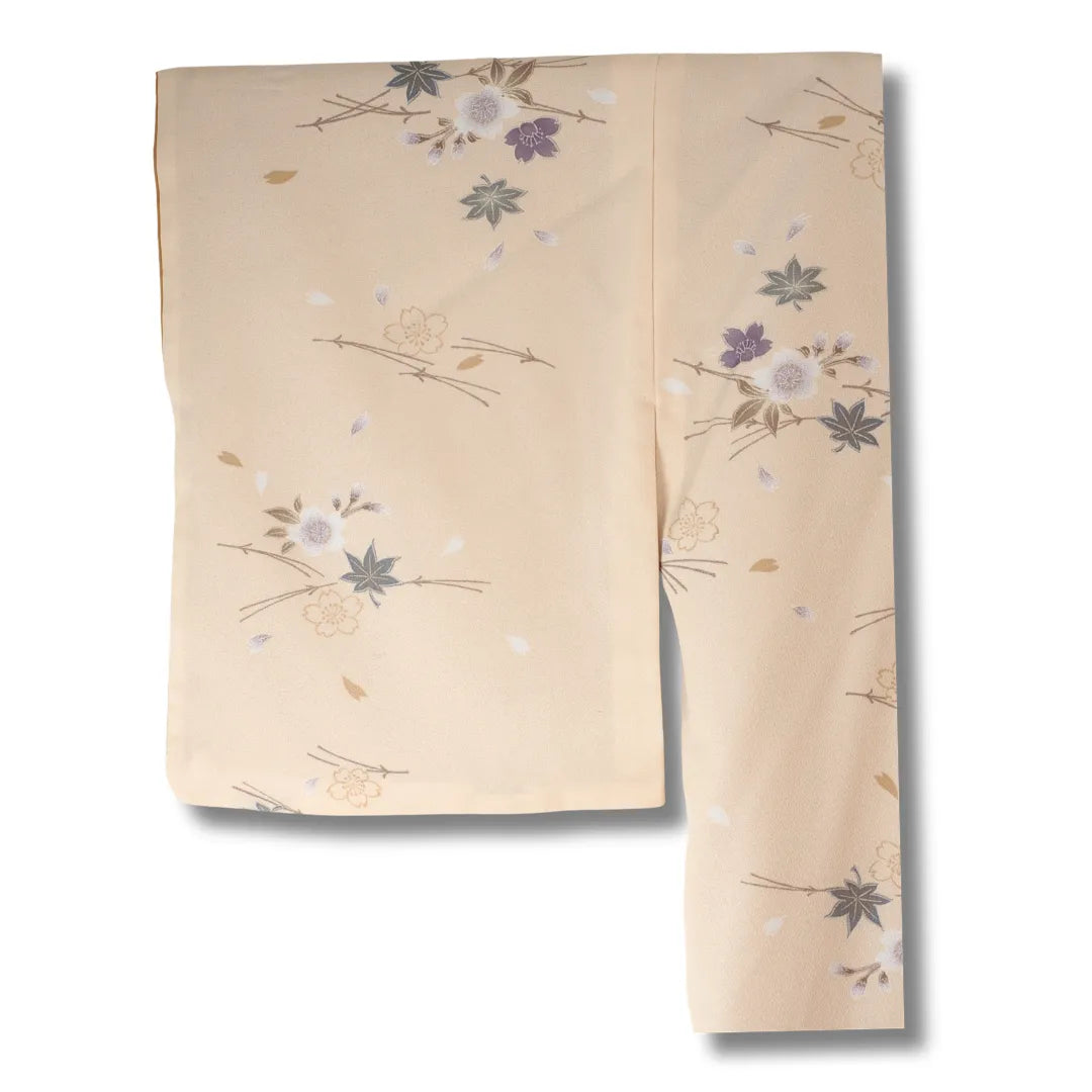 Cremefarbener Vintage Komon-Kimono Ärmelansicht, zarte Blütenmotive locker verteilt sichtbar