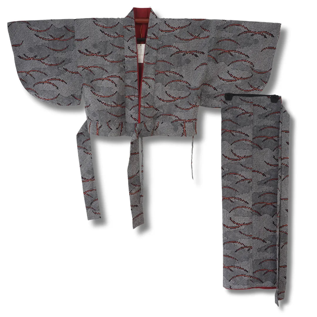Damen Kimono-Set in Grau-Schwarz mit rotem Zweigmuster: Haori-Jacke und Rock, Frontansicht