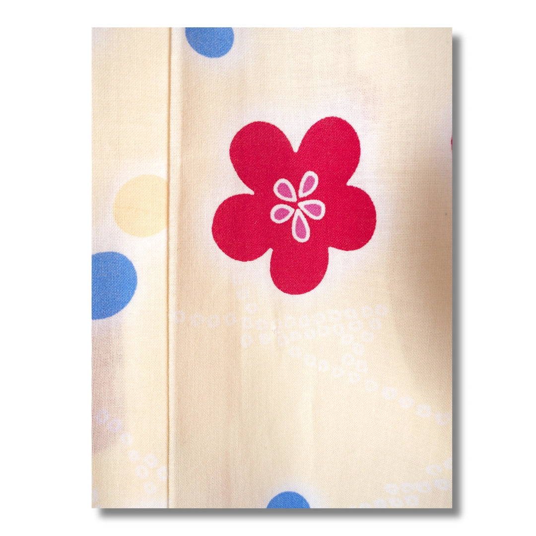 Stoffdetail eines cremefarbenen Yukata