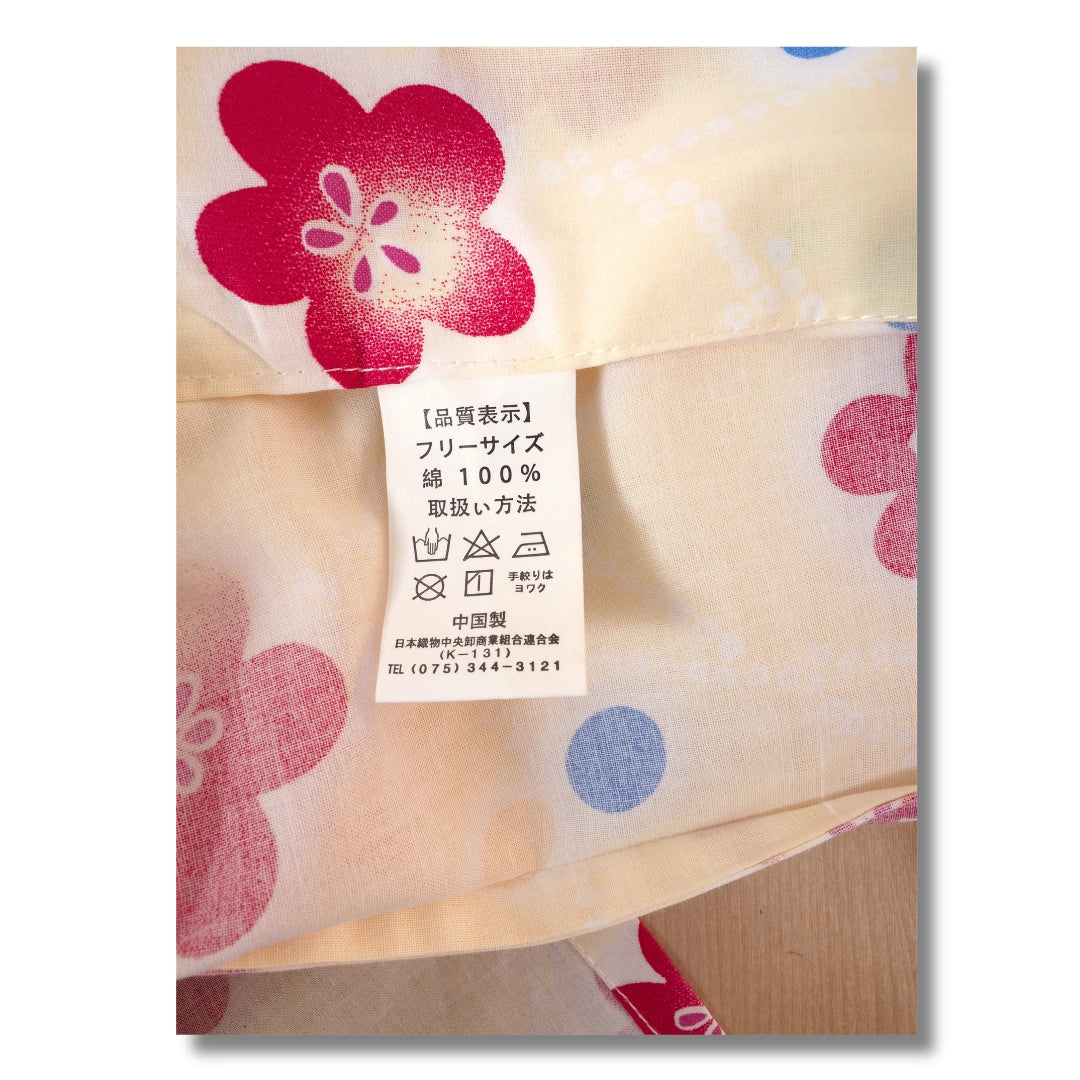 Detail eines Blütenmotivs auf Yukata