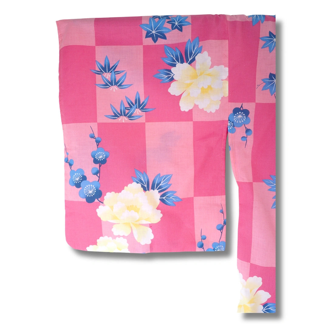 Ärmel eines karierten Yukata mit Blumenmotiv