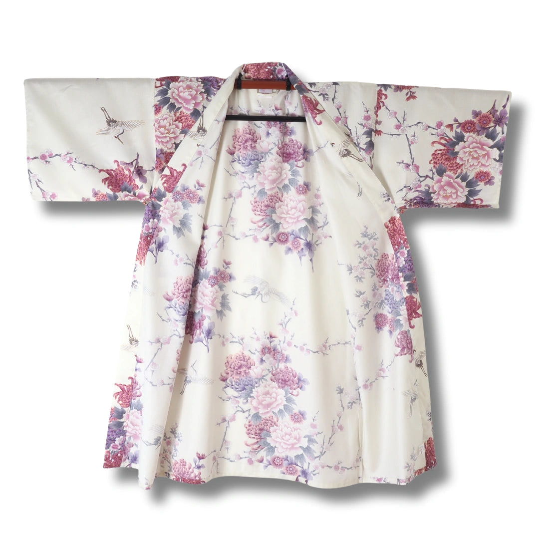 Kurzer Damen Yukata – Weiß mit lila Blüten