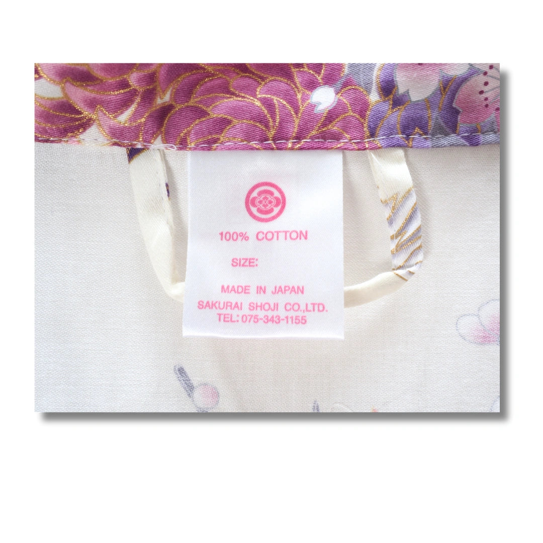 Kurzer Damen Yukata – Weiß mit lila Blüten