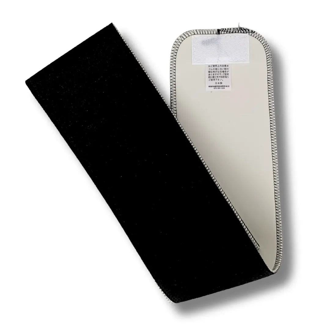 Schwarzer Datejime Magic Belt mit heller Innenseite und Klettverschluss in geöffneter Ansicht als Bindehilfe für Kimono und Yukata.