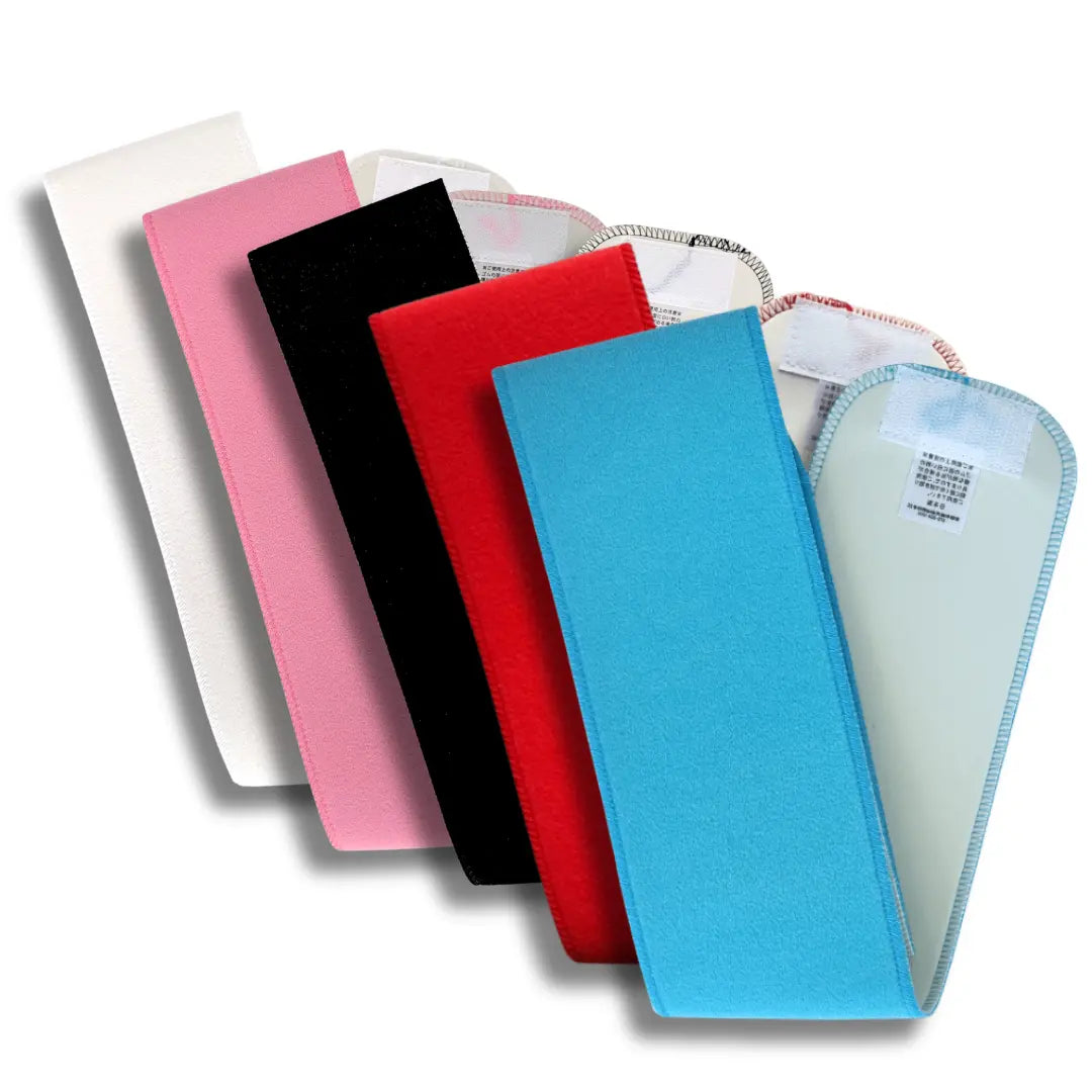 Fünf japanische Datejime Magic Belts mit Klettverschluss in den Farben Weiß, Rosa, Schwarz, Rot und Blau in geöffneter Ansicht.