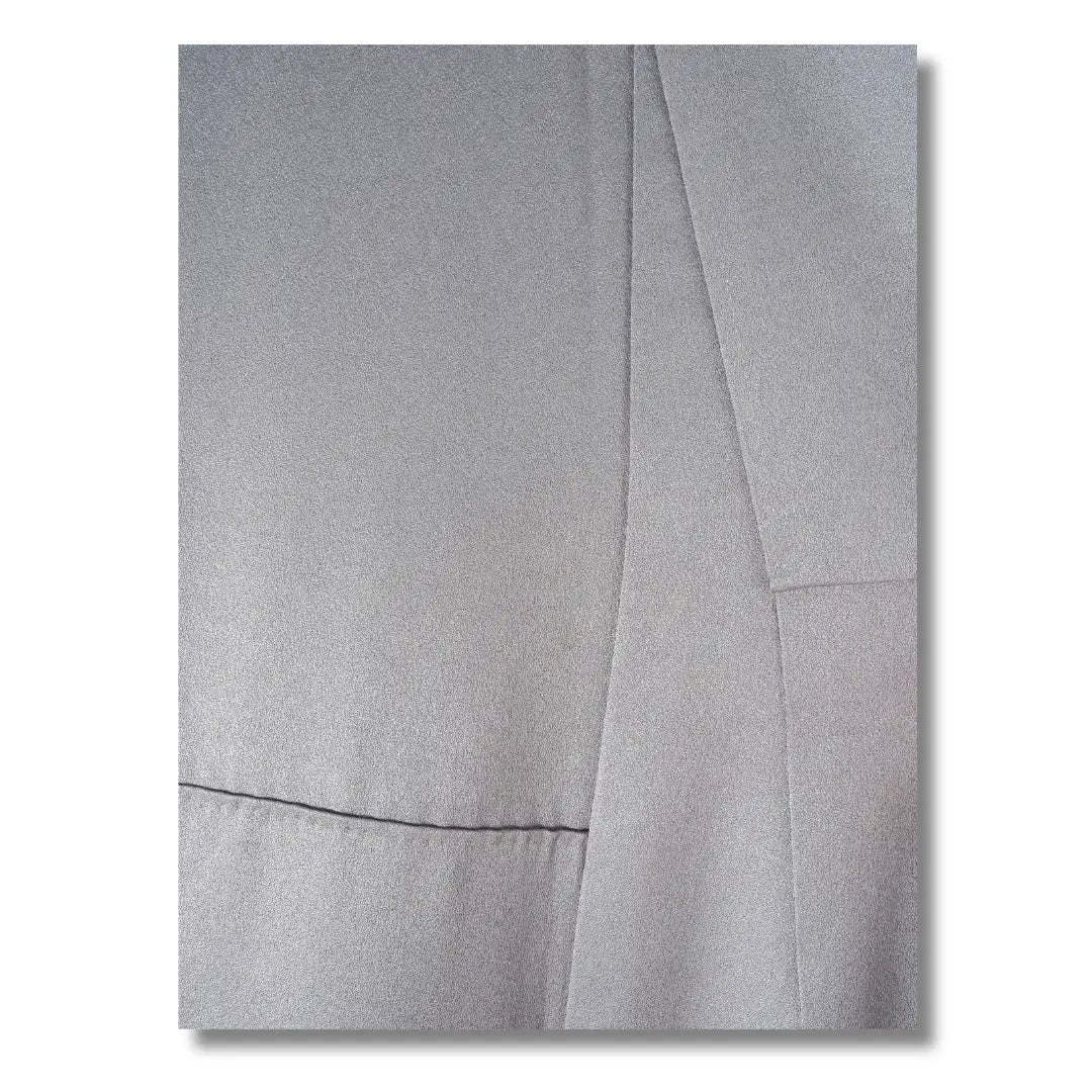 Detail der Stoffstruktur eines grauen Kimono