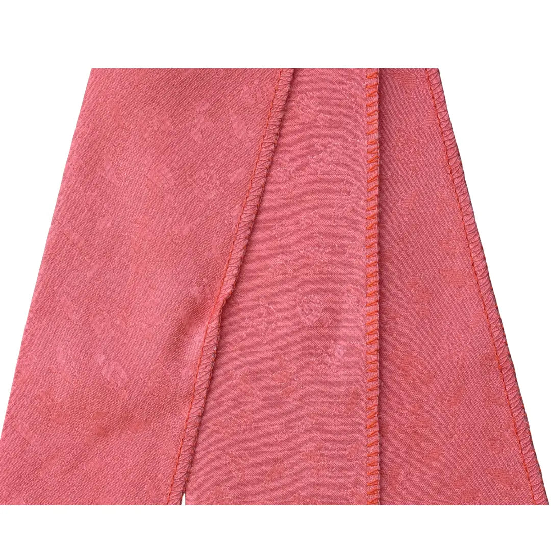 Detailaufnahme des eingewebten Ton in Ton Musters auf dem rosa Vintage Kasane Eri