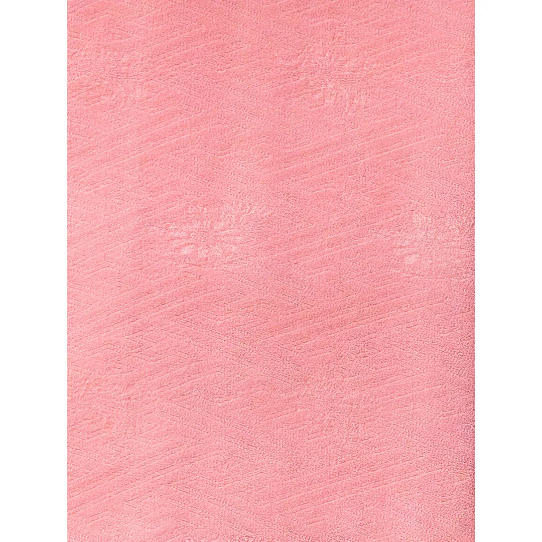 Detailaufnahme des eingewebten floralen und japanischen Musters auf dem rosafarbenen Vintage Haneri