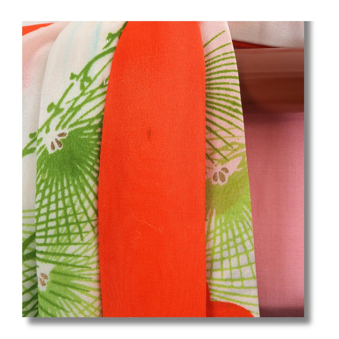 Detail des rosafarbenen Bindebands am orange-weißen Kinder-Kimono