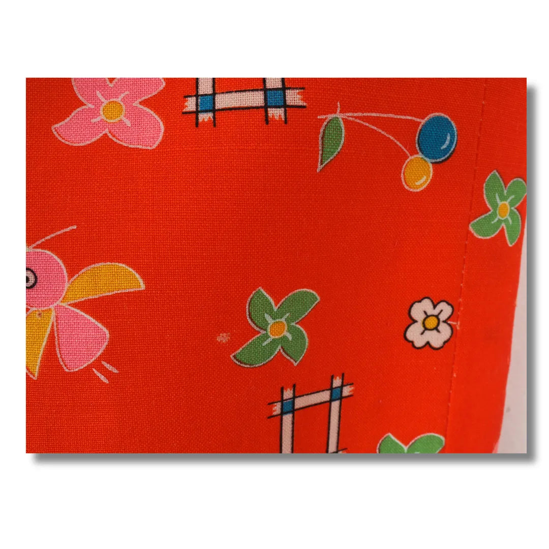 Detailansicht der Vorderseite des roten Kinder-Kimonos, Fleck rechts sichtbar