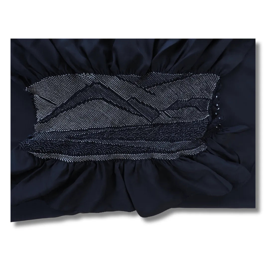 Detailansicht des Shibori-Bereichs mit Seigaiha-Wellen am dunkelblauen Heko Obi