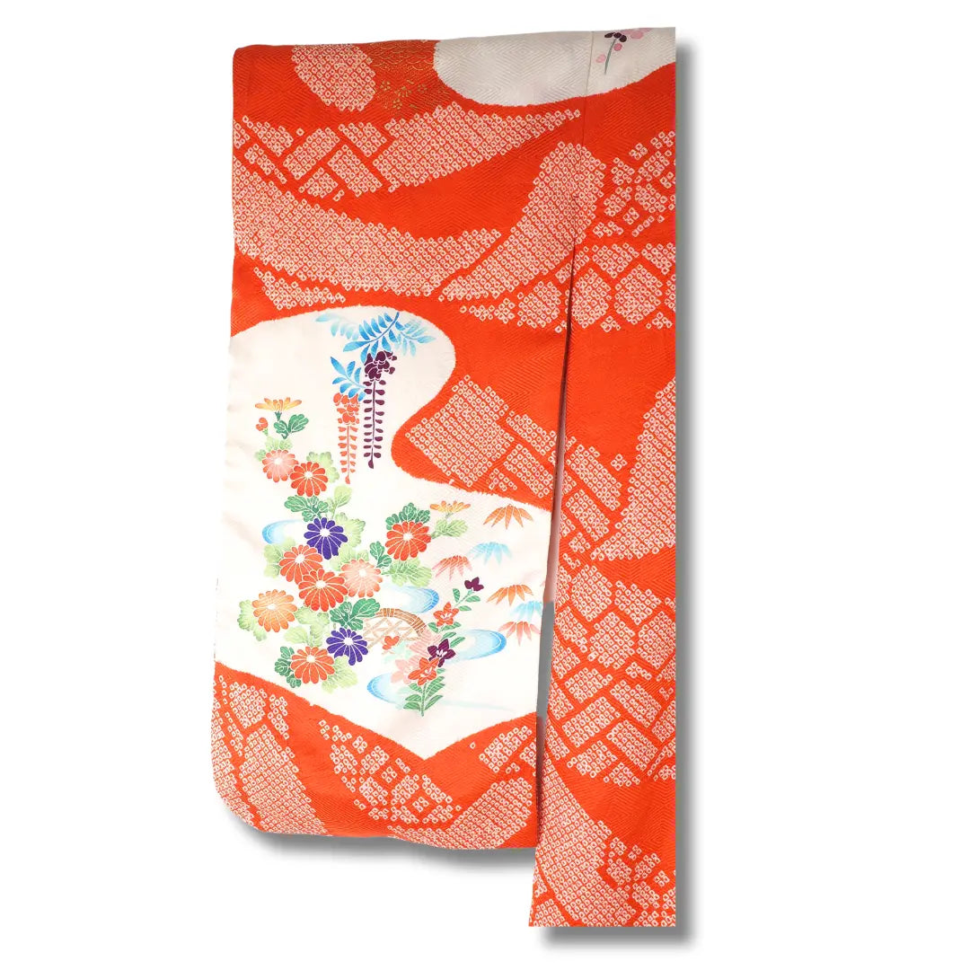 Detailansicht des orangeroten Vintage Furisode mit traditionellen Mustern