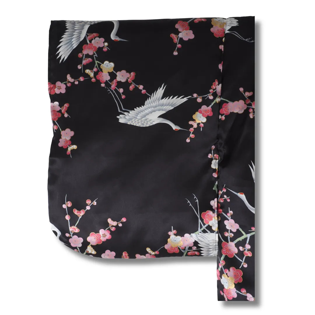 Detailansicht des Ärmels mit Kranich- und Ume-Motiv